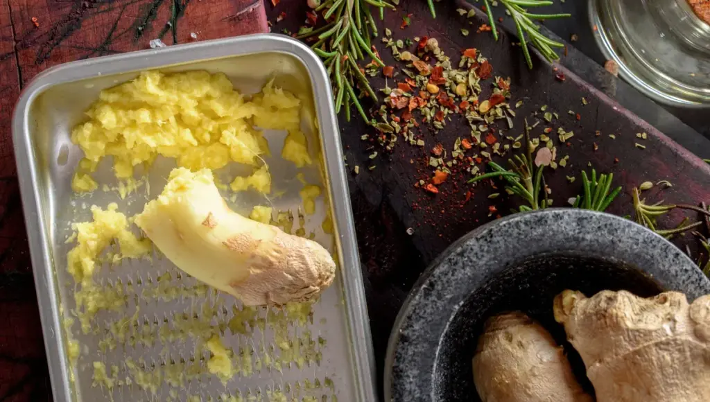Râper du gingembre : méthodes simples recommandées par des chefs cuisiniers.
