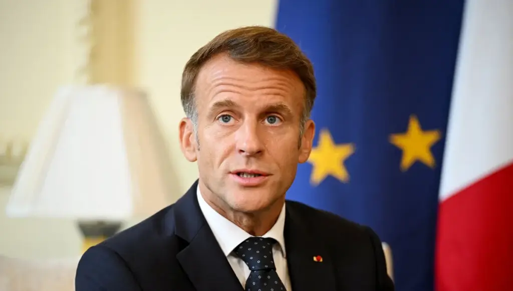 Bilan d’Emmanuel Macron sur le handicap : allocations améliorées, accessibilité limitée.