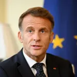 Bilan d&rsquo;Emmanuel Macron sur le handicap : allocations améliorées, accessibilité limitée.