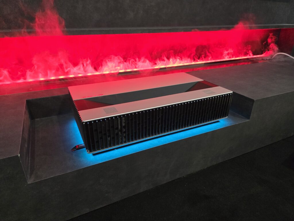 AWOL LuxVision présente un UST 4K 120 Hz avec lens shift optique pour une meilleure flexibilité d’installation.