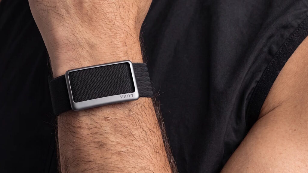 Luna Band, un bracelet à 150 euros, utilise l’IA pour concurrencer Fitbit et Garmin.