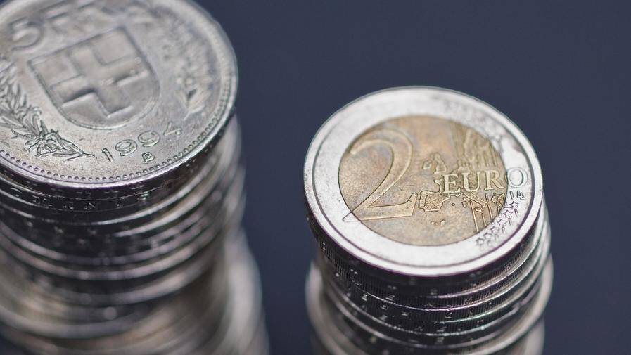 Le franc atteint un plus bas annuel face à l’euro, affectant les échanges commerciaux.