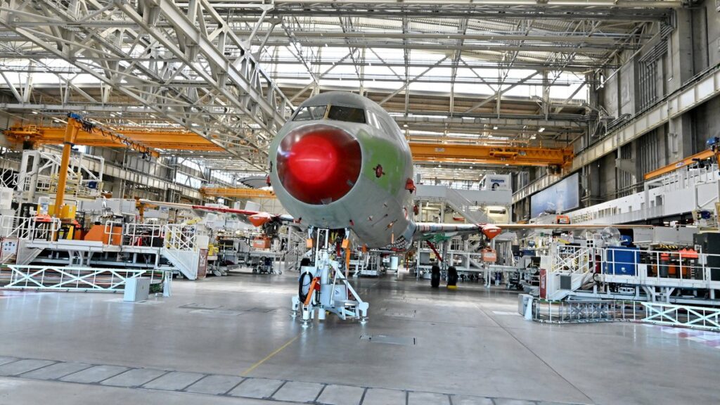 Airbus renforce sa production avec de nouvelles usines et des embauches massives.