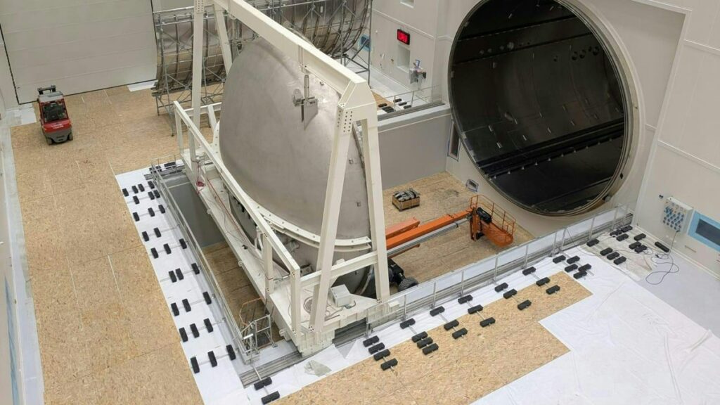 Airbus utilise une cuve géante pour simuler l’environnement spatial et tester des satellites XXL.