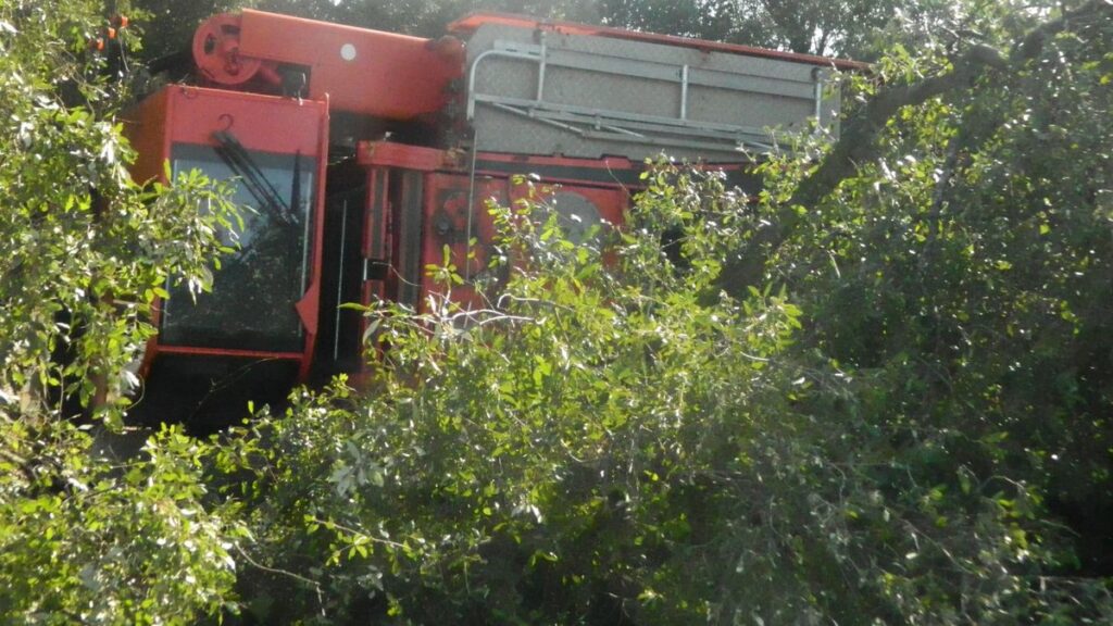Cuxac-Cabardès : le camion-grue, bloqué dans un fossé, remis sur ses roues après plusieurs jours.