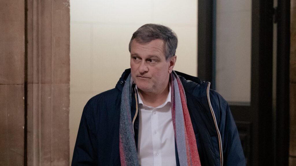 Louis Aliot du RN propose de réduire le soutien à l’Ukraine, provoquant des réactions.