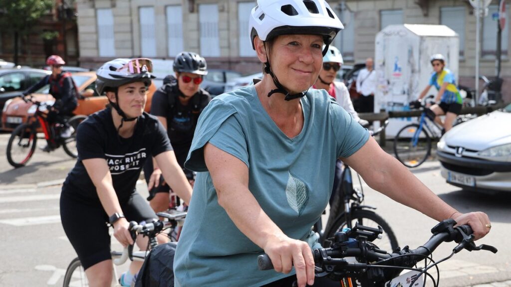 Quatorze femmes en rémission d’un cancer du sein parcourent 100 km à vélo.