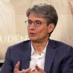 Bruno Patino alerte sur l&rsquo;isolement induit par l&rsquo;accompagnement constant des IA.