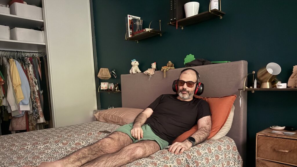 Romain, atteint d’une maladie, évoque son quotidien sans douche depuis un an et le suicide assisté.