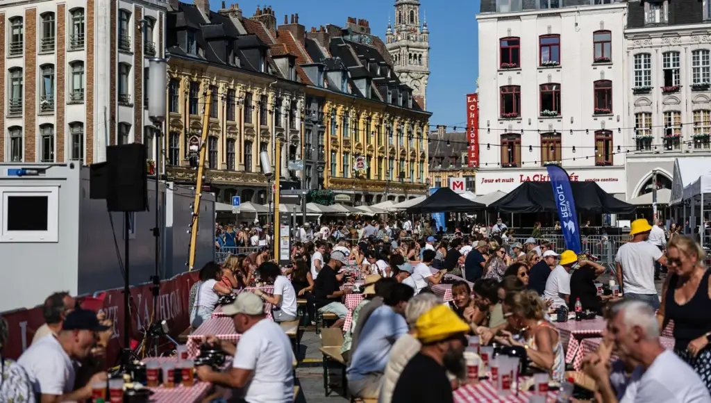 Grande bouffe à la Braderie de Lille : des restaurateurs locaux face à une forte affluence.