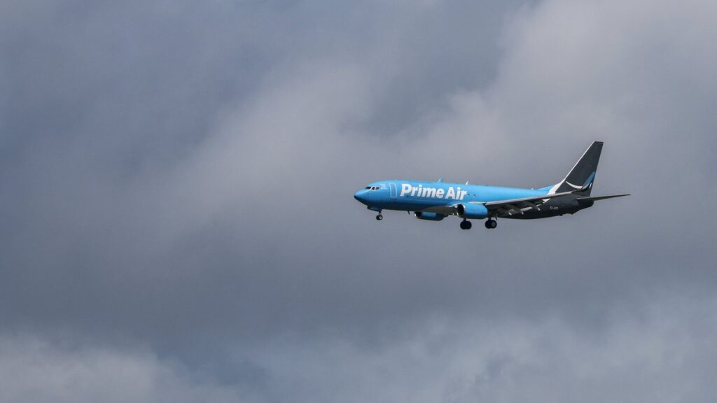 Un avion-cargo d’Amazon sort de piste et heurte plusieurs véhicules, provoquant un incendie.