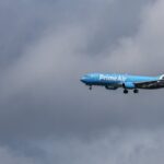 Un avion-cargo d&rsquo;Amazon sort de piste et heurte plusieurs véhicules, provoquant un incendie.