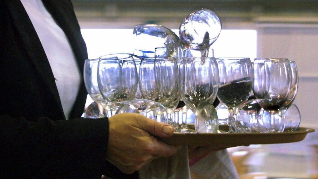 Femme en arrêt maladie licenciée après avoir travaillé pour un concurrent, sans indemnités.