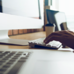 Un employé de supermarché licencié pour avoir surfé sur YouTube et Facebook durant ses heures de travail.
