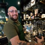 Succès d&rsquo;un cabinet de curiosités à Toulouse : squelettes et animaux insolites exposés.