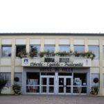 Un maire reçoit un courrier piégé, blessant deux démineurs après huit ans de menaces.