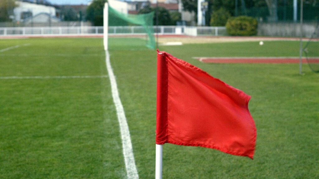Rencontre de football amateur arrêtée à la mi-temps après un malaise cardiaque d’un joueur.