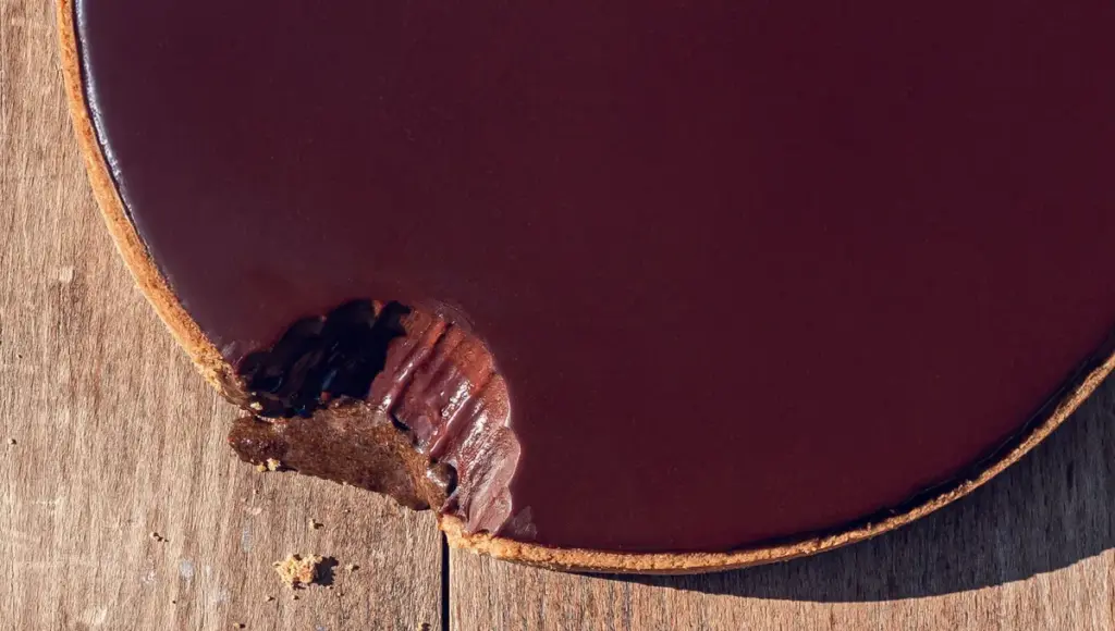 Recette de tarte au chocolat et au praliné au café pour les amateurs de pâtisserie artisanale