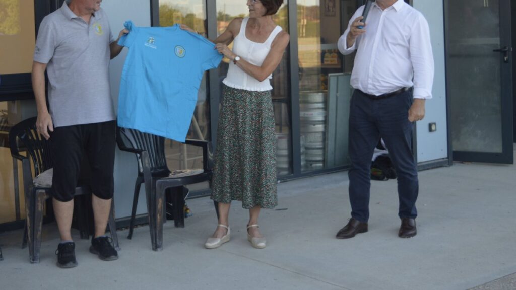 La Ville-Dieu-du-Temple : L’Espoir bouliste reçoit de nouveaux maillots pour ses compétitions.
