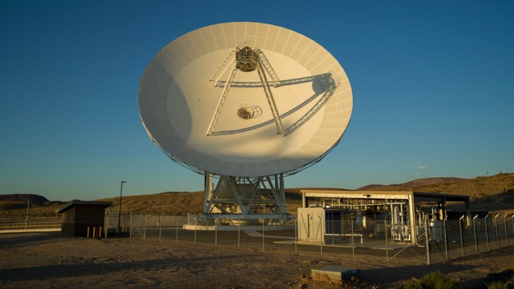 La NASA inaugure une antenne géante de 34 mètres pour améliorer ses communications.