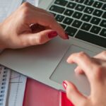 Une correctrice de presse française se reconvertit après le remplacement de son poste par l&rsquo;IA.