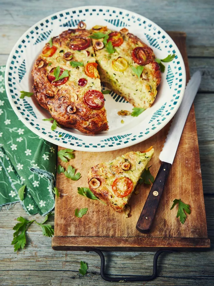 Gâteau de courgette au parmesan : une recette saine adoptée par les cantines scolaires françaises.
