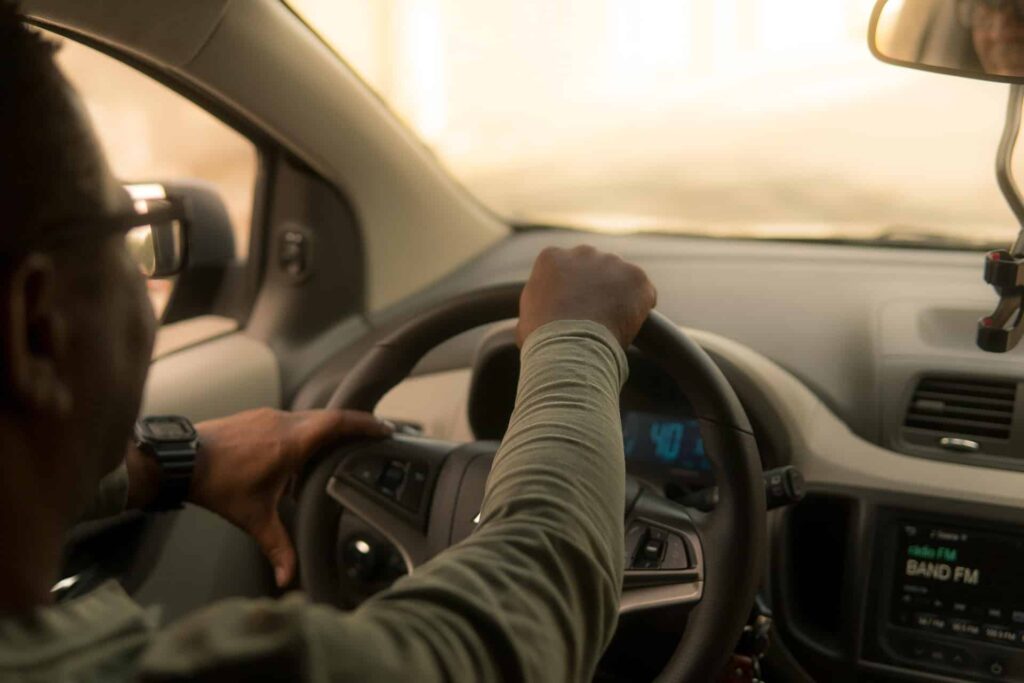Uber annonce la suppression de 10 % de ses effectifs pour réduire les coûts avant l’arrivée des robotaxis.