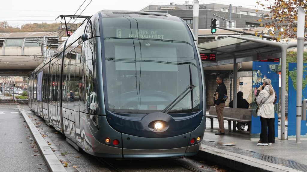Un homme blessé par un coup de couteau à Cenon, enquête en cours par la police.