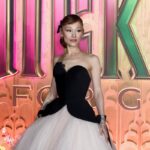 Ariana Grande choisit des chaussures pratiques suite à une blessure récente.