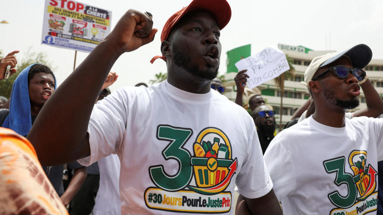 Dakar : des centaines de manifestants protestent contre la hausse des prix.