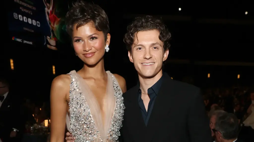 Les couples célèbres aux Emmy Awards : Tom Holland et Zendaya, Harrison Ford et Calista Flockhart.