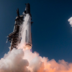 Elon Musk lance la mégafusée Starship pour des missions spatiales futures.