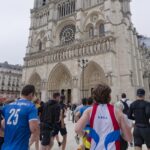 Messe et eau bénite au ravitaillement lors du 10 km des églises de Paris