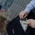 Des lycéens partagent leur expérience de la rentrée sans portable en France.