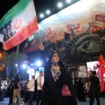 Trump propose de renommer le détroit d&rsquo;Ormuz alors que des frappes ont lieu en Iran.