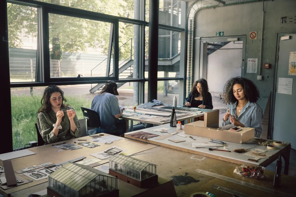 Jeunes architectes s’engagent à repenser la construction face à l’urgence écologique.