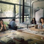 Jeunes architectes s’engagent à repenser la construction face à l’urgence écologique.