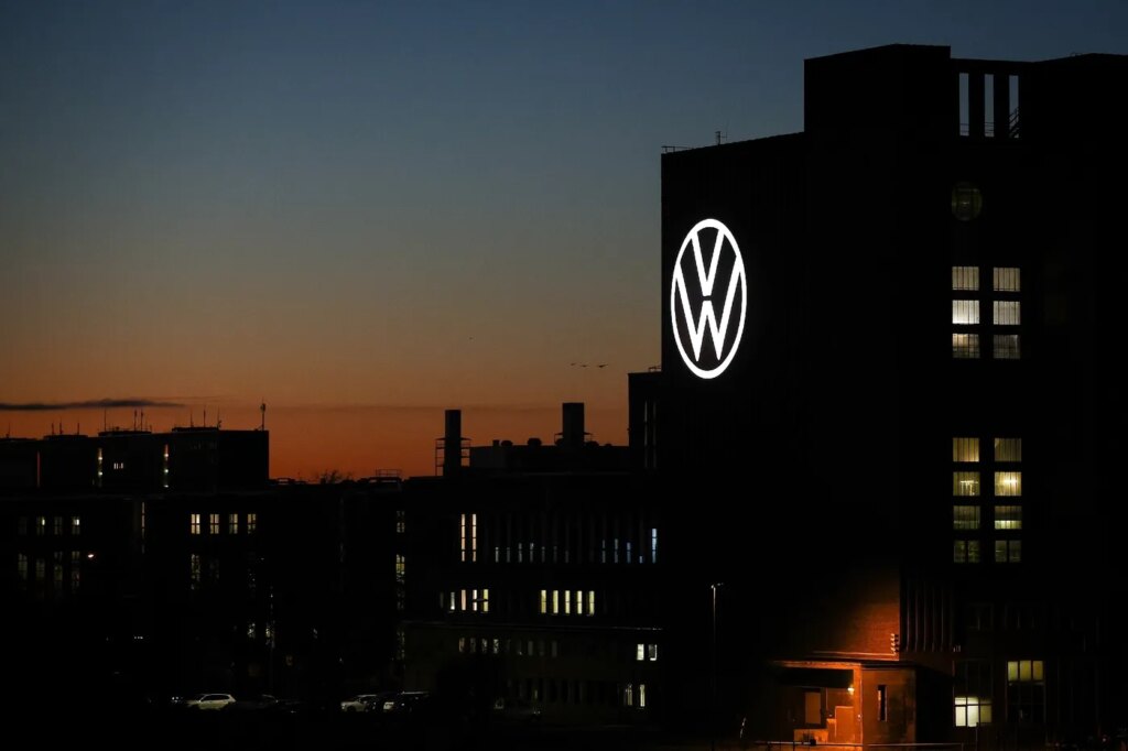 Volkswagen annonce une restructuration entraînant la suppression de 100 000 emplois.