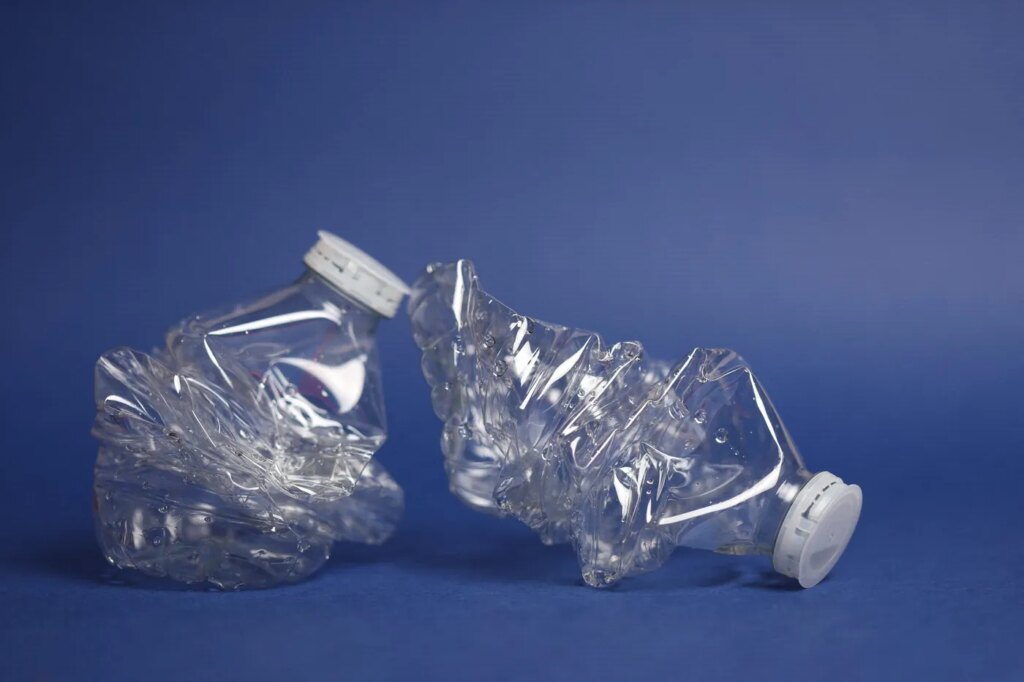 Bouteilles plastiques : le gouvernement abandonne la consigne pour les collectivités