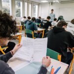 Enquête Pisa : les élèves français affichent des résultats historiquement bas en maths et lecture.