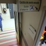 Avortement : le gouvernement envisage une réévaluation des délais d’accès et de la clause de conscience.