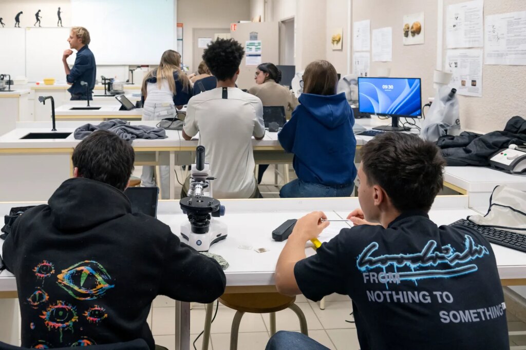 Rentrée scolaire : les enseignants du privé en France signalent une baisse de moral significative.