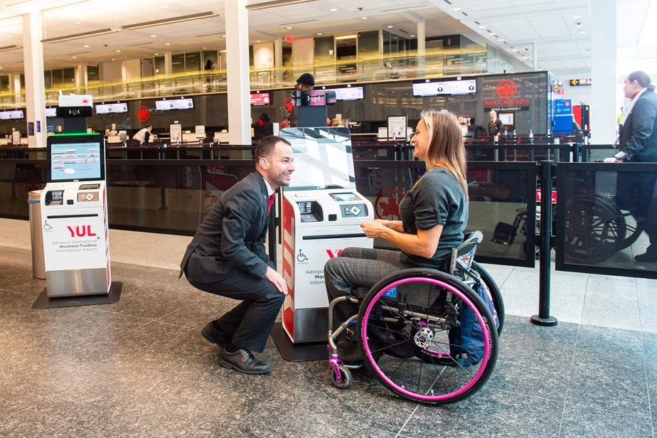 Air Canada permet le transport de trois aides à la mobilité sans frais supplémentaires.