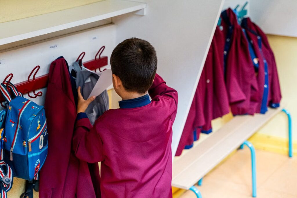 Uniforme à l’école : la France abandonne la généralisation de cette mesure éducative.