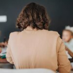 Claire perd 1 000 € de salaire en devenant professeure des écoles, mais ne regrette pas sa décision.