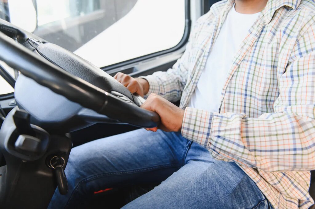 Mehdi, conducteur de convois exceptionnels, révèle un salaire net de 400 € supplémentaires par mois.