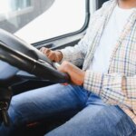 Mehdi, conducteur de convois exceptionnels, révèle un salaire net de 400 € supplémentaires par mois.