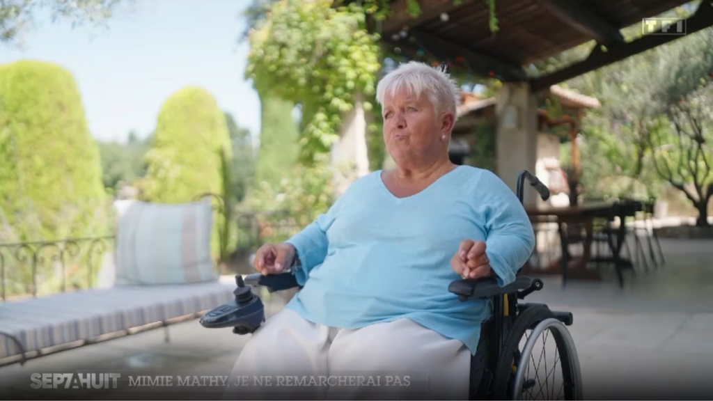 Mimie Mathy évoque sa nouvelle vie en fauteuil roulant et son incapacité à remarcher.