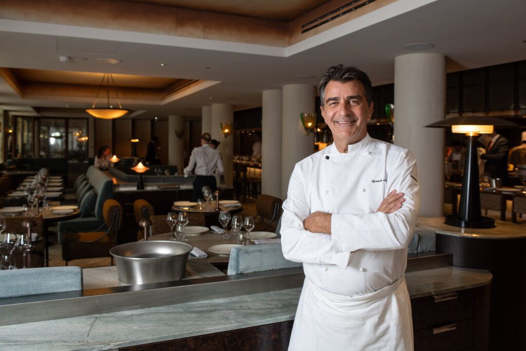 Yannick Alléno, chef étoilé, inaugure un restaurant à Lyon, renforçant la gastronomie locale.