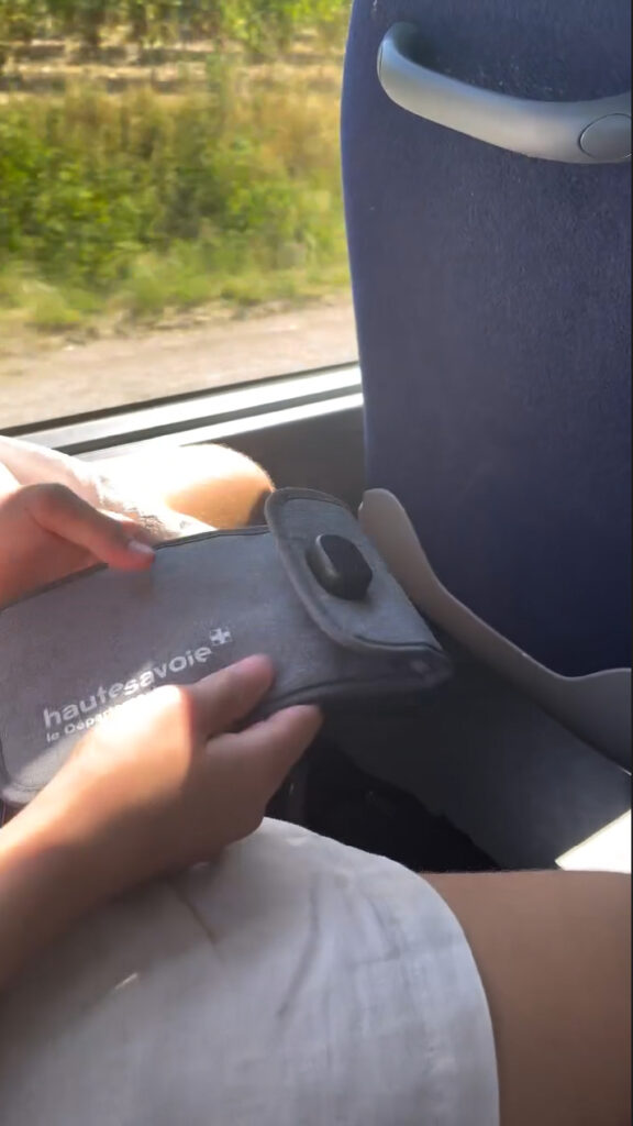 Collèges français : plusieurs tentatives de contournement des pochettes anti-téléphones signalées.